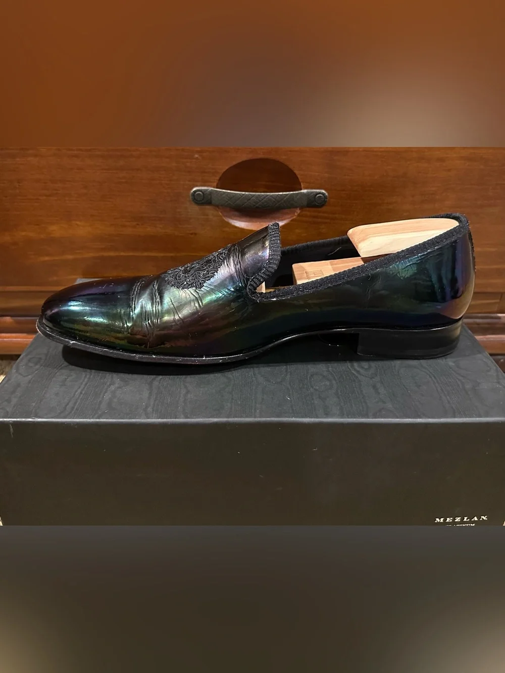 Mezlan Platinum Black Slip On Loafers Embroidered Crest 11.5